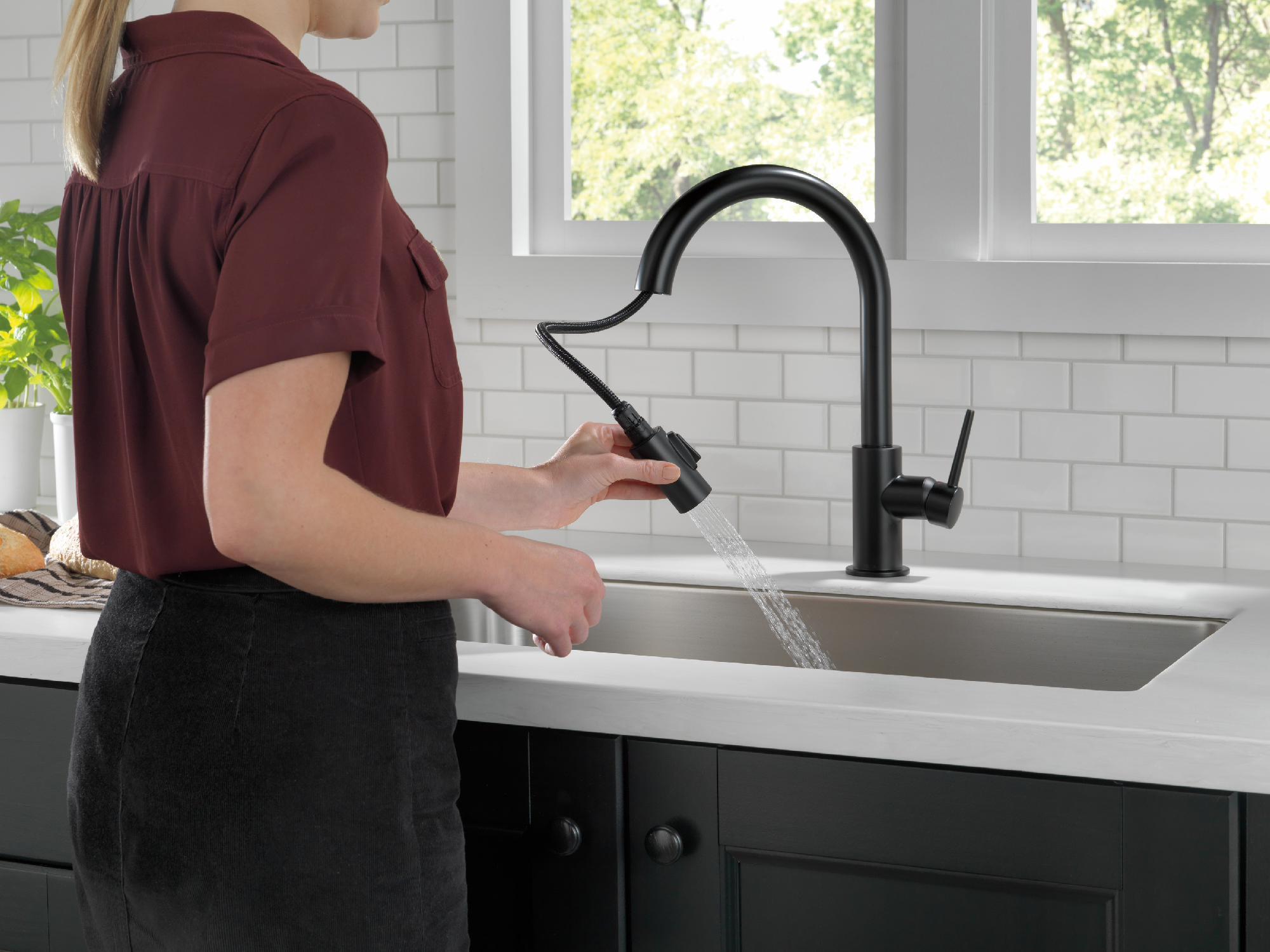 Delta Trinsic Single Handle Kitchen Faucet - Matte Black – Splashes