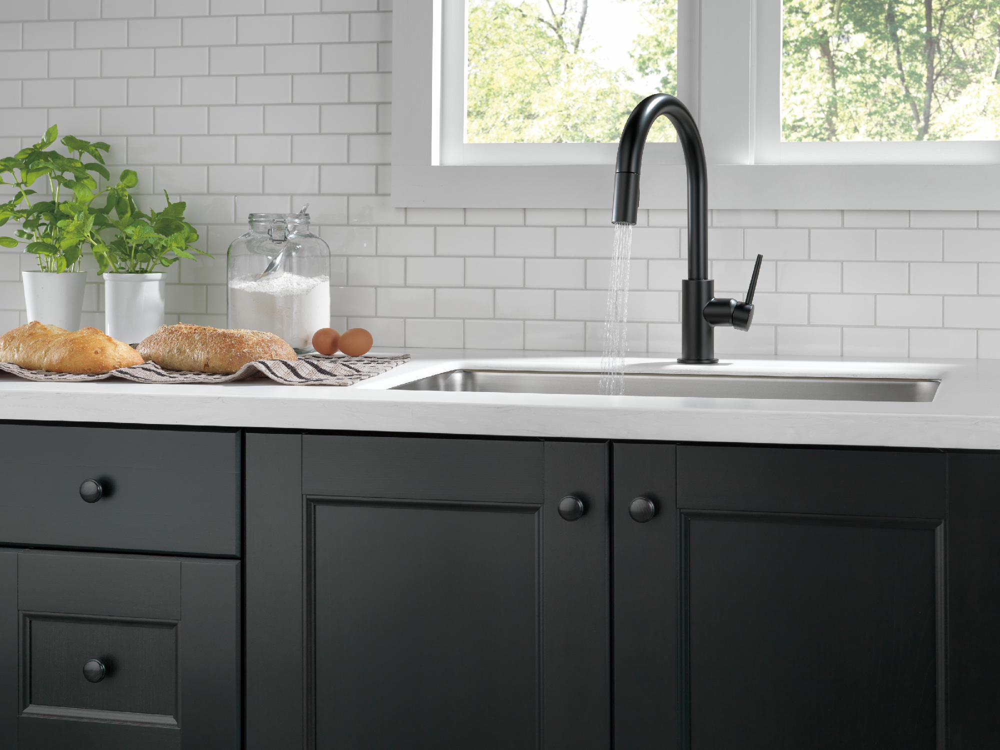Delta Trinsic Single Handle Kitchen Faucet - Matte Black – Splashes